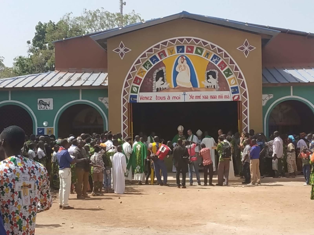 La dedicazione della nuova chiesa di Dianra Village